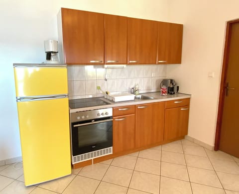 Studio, Balcony (9) | Private kitchen | Full-size fridge, stovetop, cookware/dishes/utensils, cleaning supplies
