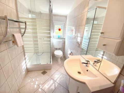 Apartment, Balcony, Ocean View (8) | Bathroom | Hair dryer, towels