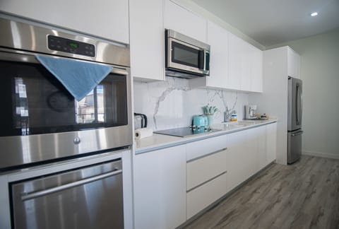 Design Apartment | Private kitchen | Full-size fridge, microwave, oven, stovetop