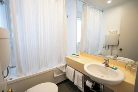 Family Room | Bathroom | Combined shower/tub, free toiletries, hair dryer, towels