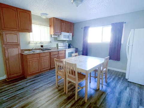 Suite 2 King 1 Queen | Private kitchen | Mini-fridge, microwave, coffee/tea maker, cookware/dishes/utensils