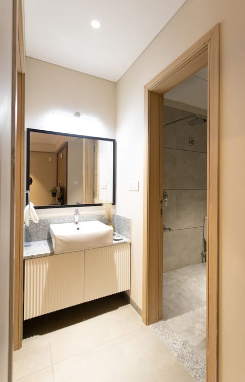 Junior Suite | Bathroom | Free toiletries, hair dryer, bathrobes, slippers