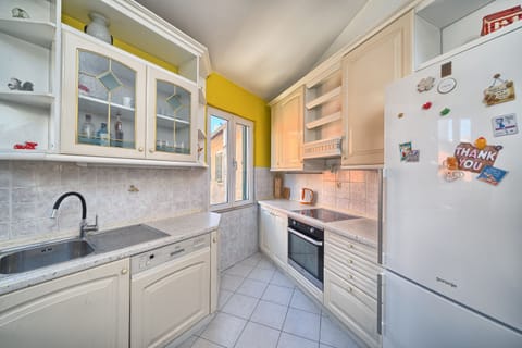 Poetry house | Bathroom | Shower, hair dryer, towels, soap