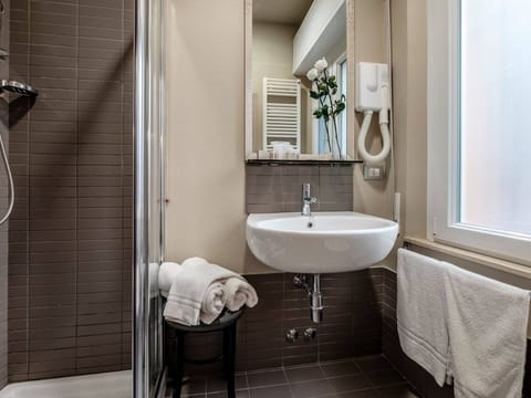 Superior Double or Twin Room | Bathroom | Shower, free toiletries, hair dryer, bidet