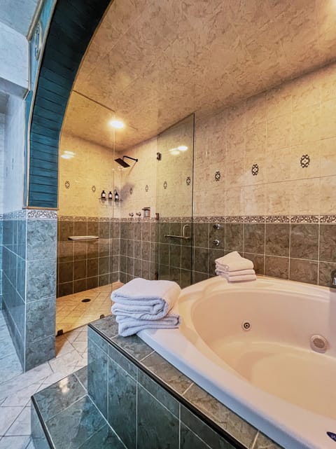 Superior Double Room | Bathroom | Free toiletries, hair dryer, towels, soap