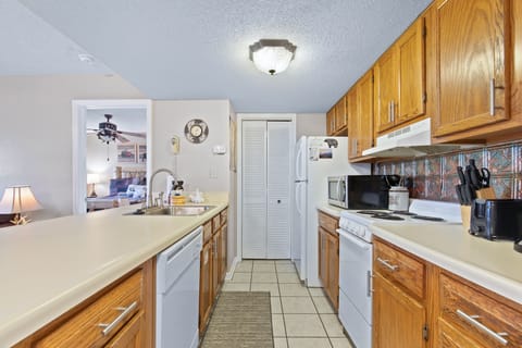 Condo, Multiple Beds, Garden View | Private kitchen | Fridge, microwave, oven, stovetop