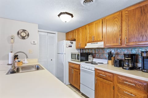 Condo, Multiple Beds, Garden View | Private kitchen | Fridge, microwave, oven, stovetop