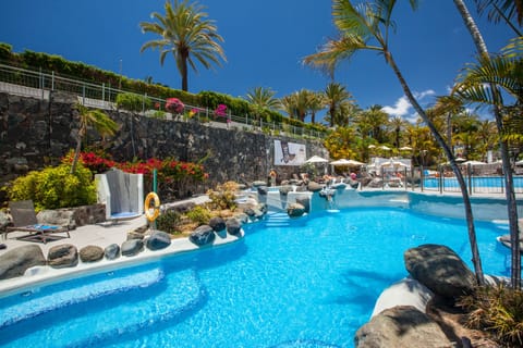 4 outdoor pools, pool umbrellas, sun loungers