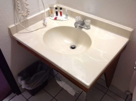 Combined shower/tub, free toiletries, towels