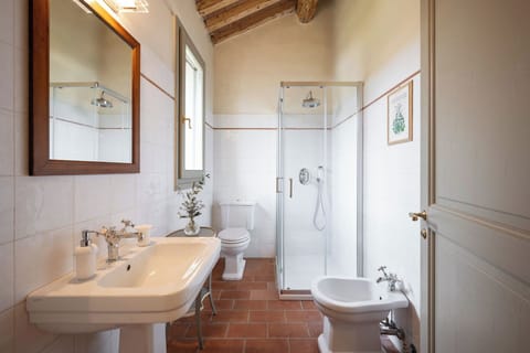 Suite, Annex Building | Bathroom | Shower, towels