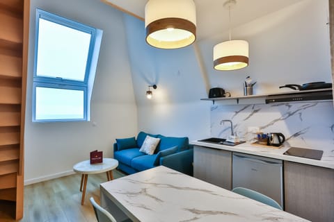 Apartment, 1 Bedroom, Sea View, Mezzanine (sans balcon) | Premium bedding, minibar, in-room safe, blackout drapes