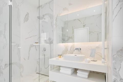Villa | Bathroom | Free toiletries, hair dryer, bathrobes, towels