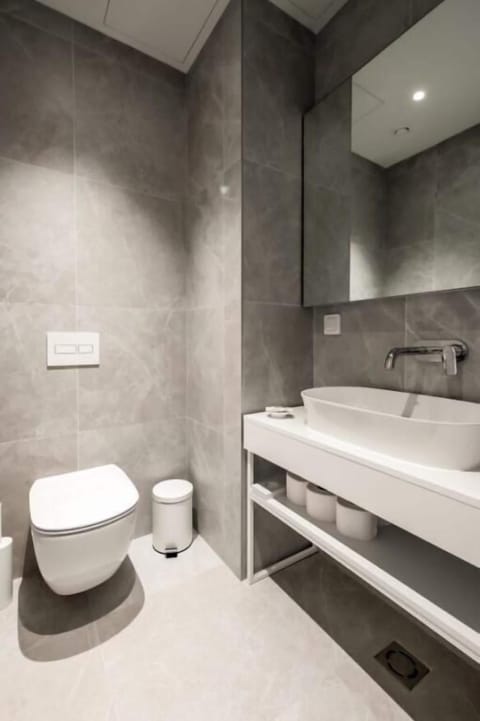 Exclusive Apartment | Bathroom | Shower, free toiletries, hair dryer, bathrobes