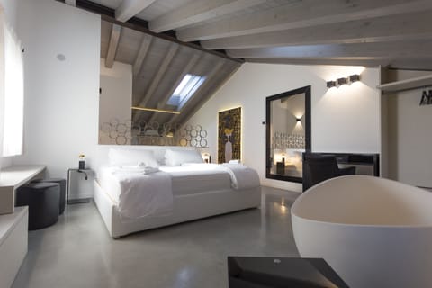 Luxury Studio Suite | Down comforters, pillowtop beds, minibar, in-room safe