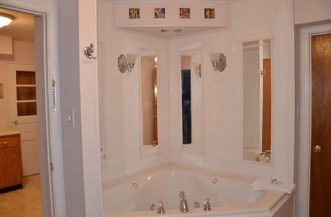 Superior Suite, 1 Queen Bed | Bathroom | Shower, rainfall showerhead, free toiletries, hair dryer