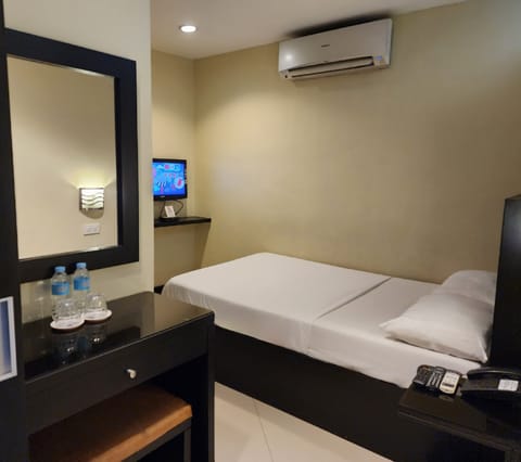 Business Double Room | Free WiFi, bed sheets