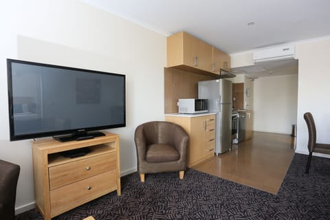 Deluxe Apartment, 1 Queen Bed, Non Smoking | 1 bedroom, premium bedding, pillowtop beds, in-room safe