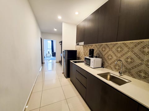 Studio Suite King | Private kitchen | Full-size fridge, microwave, stovetop, coffee/tea maker