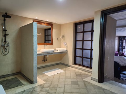 Superior Double Room | Bathroom | Free toiletries, bidet, towels