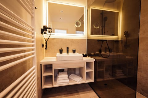 Deluxe Double Room | Bathroom | Shower, rainfall showerhead, free toiletries, hair dryer