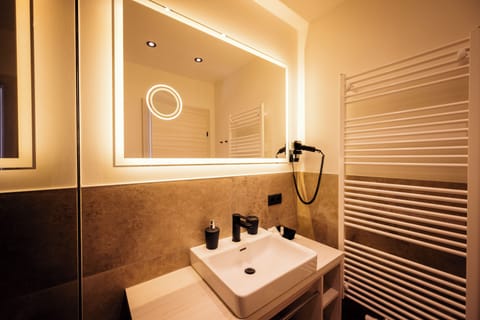 Comfort Double Room | Bathroom | Shower, rainfall showerhead, free toiletries, hair dryer