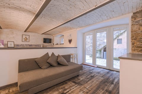 Deluxe Room | Desk, free WiFi