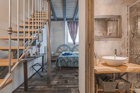 Comfort Room | Desk, free WiFi