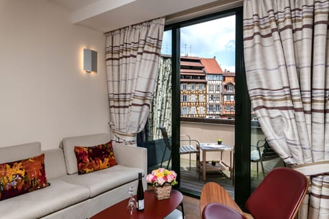 Junior Suite | Living area | Flat-screen TV, pay movies