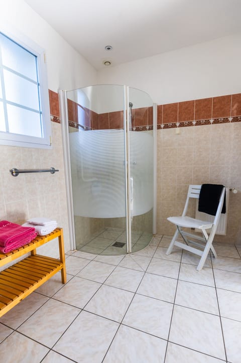 Double or Twin Room, Garden View, Ground Floor | Bathroom | Towels, soap, shampoo, toilet paper