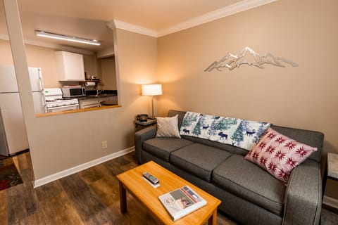 Family Suite, 1 King Bed with Sofa bed | Living area | 32-inch flat-screen TV with cable channels, TV