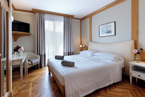 Down comforters, minibar, in-room safe, desk