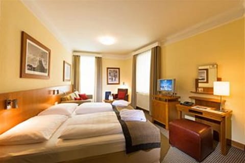 Double Room | Hypo-allergenic bedding, minibar, in-room safe, desk