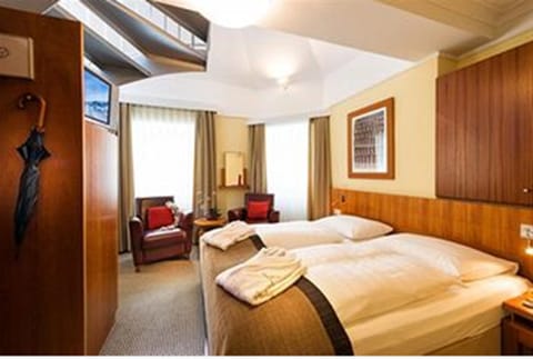 Double Room | Hypo-allergenic bedding, minibar, in-room safe, desk