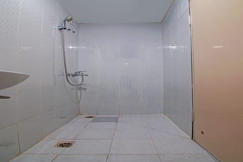 Standard Double Room | Bathroom | Shower, towels, shampoo, toilet paper