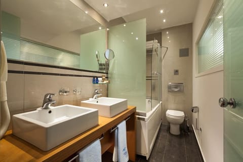 Executive Double or Twin Room, Sea View | Bathroom | Free toiletries, hair dryer, bathrobes, slippers