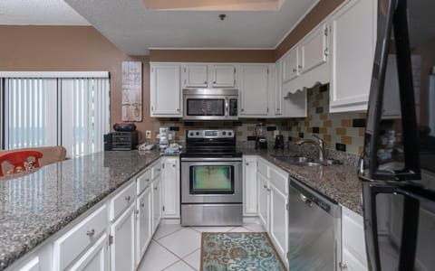 Condo, 3 Bedrooms | Private kitchen | Fridge, oven, coffee/tea maker