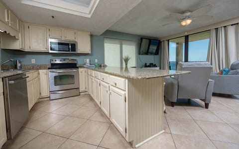 Condo, 3 Bedrooms | Private kitchen | Fridge, oven, coffee/tea maker