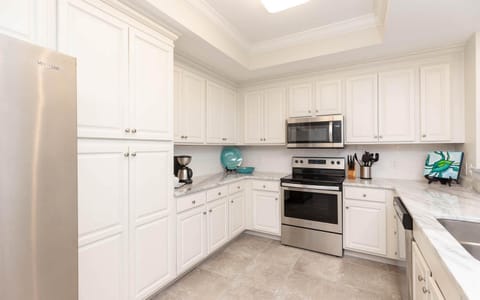 Condo, 3 Bedrooms | Private kitchen | Fridge, oven, coffee/tea maker
