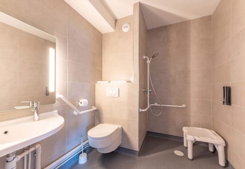 Double Room (Accessible) | Bathroom | Shower, towels