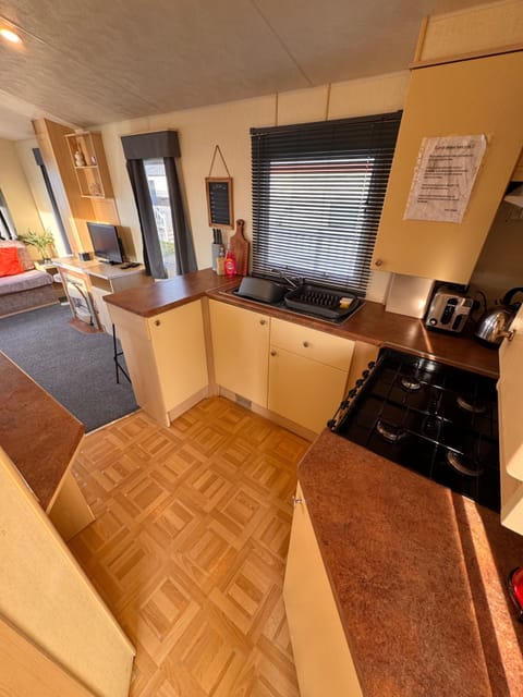 Chalet | Private kitchen | Fridge, oven, stovetop, electric kettle