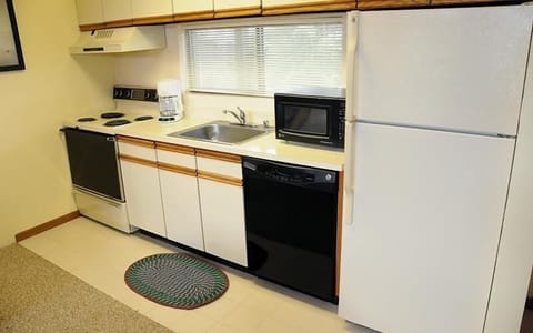 Condo, 1 Bedroom | Private kitchen | Fridge, oven, coffee/tea maker, toaster