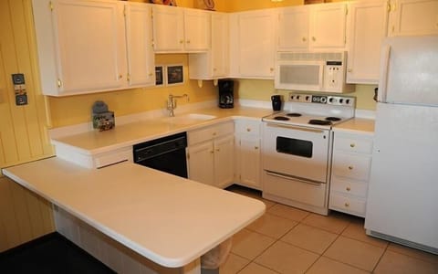 Condo, 3 Bedrooms | Private kitchen | Fridge, oven, coffee/tea maker, toaster