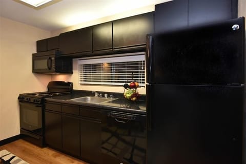 Condo, 3 Bedrooms | Private kitchen | Fridge, oven, coffee/tea maker, toaster