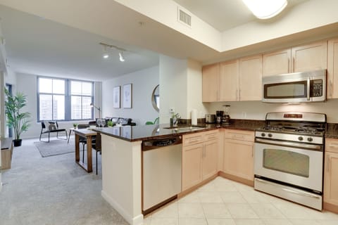 Business Apartment | Private kitchen | Full-size fridge, microwave, oven, stovetop