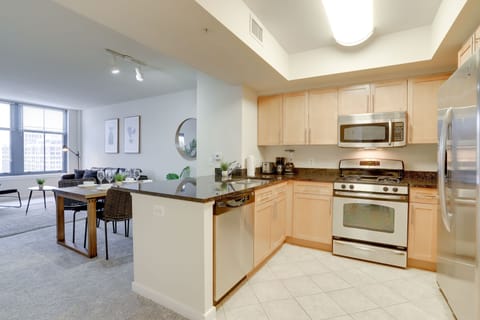 Business Apartment | Private kitchen | Full-size fridge, microwave, oven, stovetop