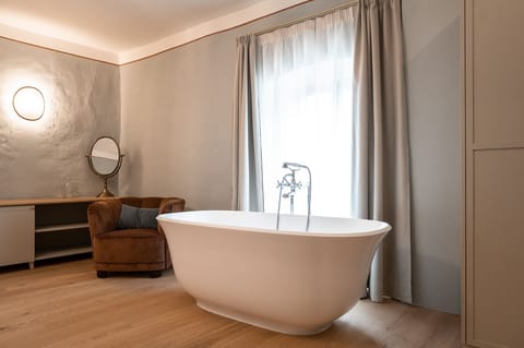 Design Double Room, Bathtub | Minibar, in-room safe, individually decorated, individually furnished