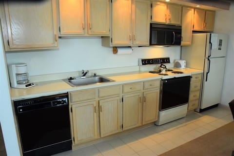 Condo, 3 Bedrooms | Private kitchen | Fridge, oven, coffee/tea maker, toaster