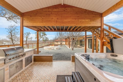 House, 5 Bedrooms | Outdoor spa tub