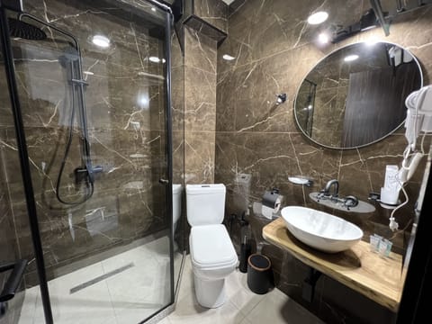 Family Suite | Bathroom | Free toiletries, hair dryer, bathrobes, slippers