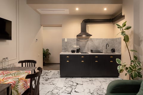 Family Suite | Private kitchen | Fridge, stovetop, coffee/tea maker, electric kettle